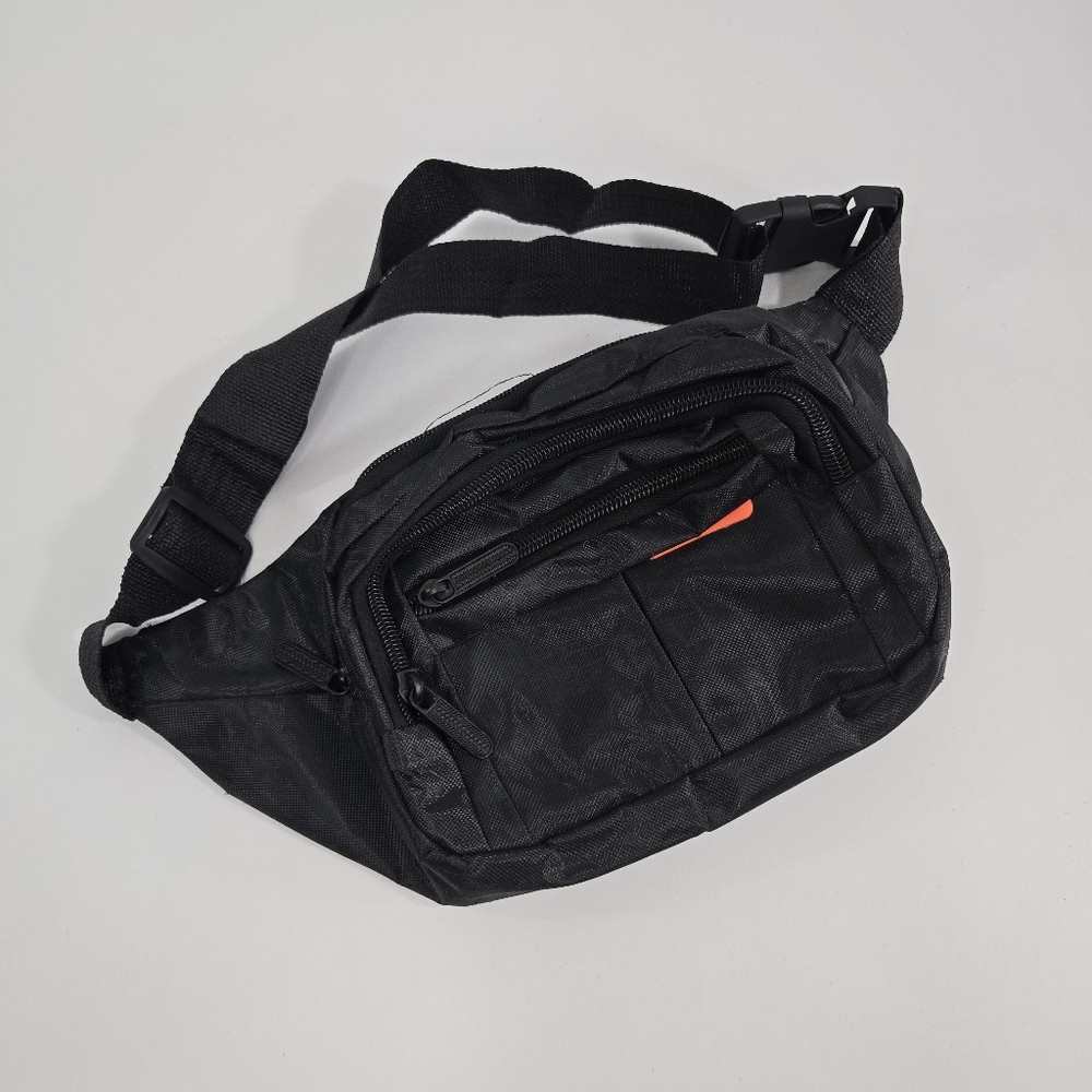 Black‎ fanny pack